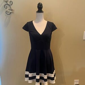 Jodi Kristopher: Navy & White Short Sleeve V-Neck Mini Dress (SIZE 9) **NWT**